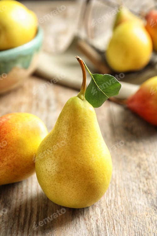 Preview: Ripe pears on wooden table. Healthy snack
