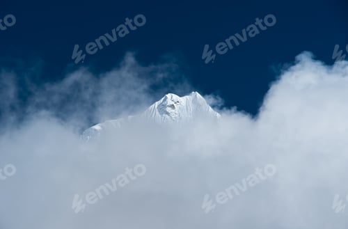 Vorschau: In Wolken versteckter Berggipfel im Himalaya