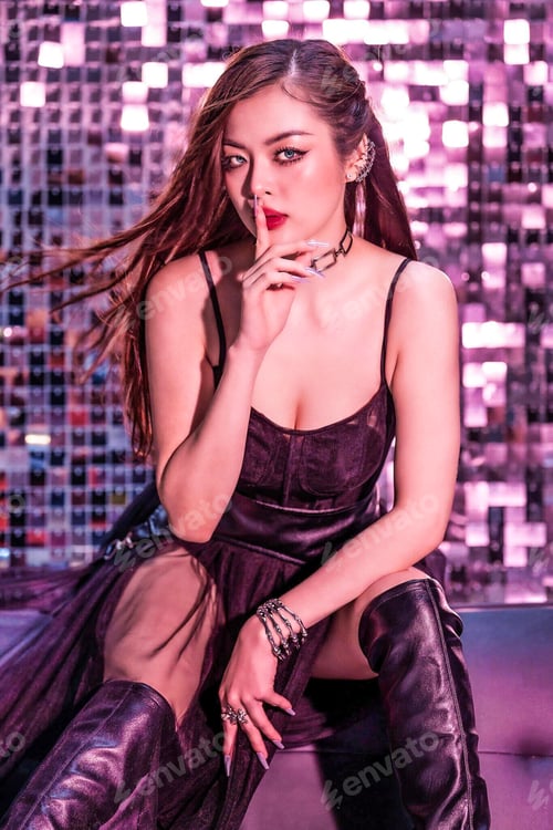Preview: Beautiful Portrait of Young & Elegant Woman Posing