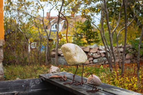 Preview: Sculpture of birds made of rocks and iron bars