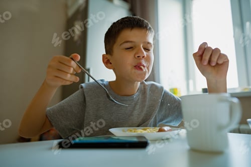 Visualização: Boy, child eating macaroni, retraction long pasta into his mouth