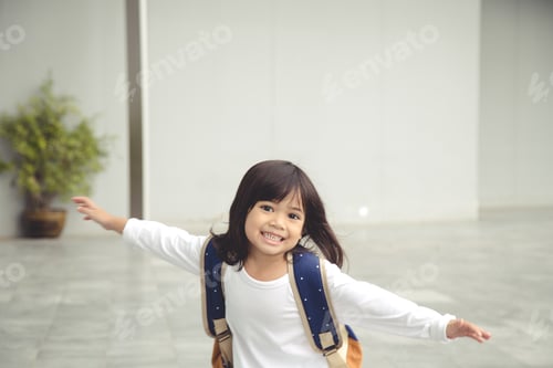 Visualização: Alunos da escola. Garotas com mochilas. Início das aulas. Primeiro dia