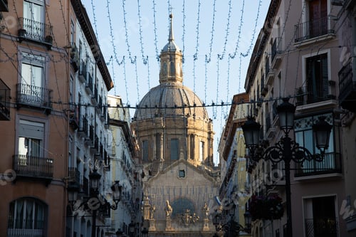 Preview: Zaragoza, Spain. View of baroque Basilica de Nuestra Senora del Pilar on sunny day
