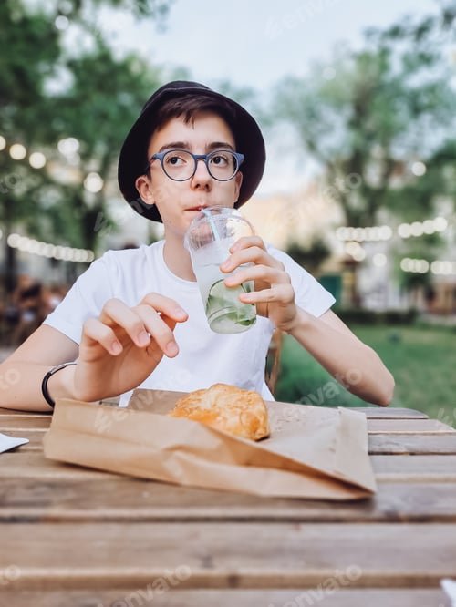 Visualização: Adolescente faminto.