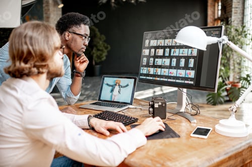 Vista previa: Dos fotógrafos trabajando en los ordenadores del estudio