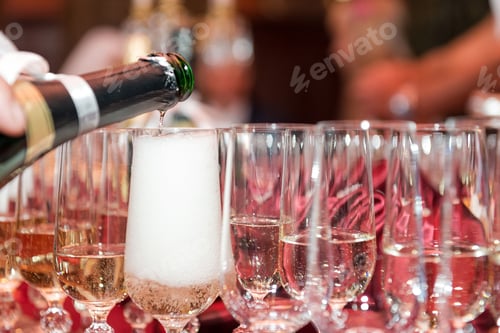 Preview: Glasses from the bottle is poured champagne.