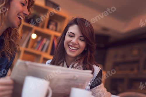 Preview: Girls in a cafe