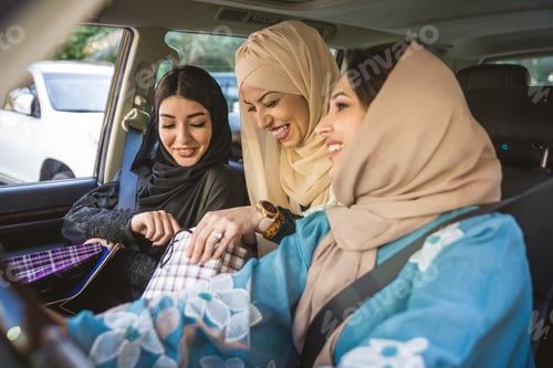 Preview: Arabic women in Dubai