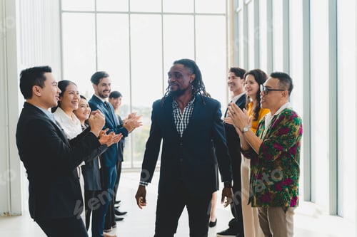 Visualização: Empresário asiático apresenta projeto inicial para investidor especialista, grupo de trabalho em equipe multicultural