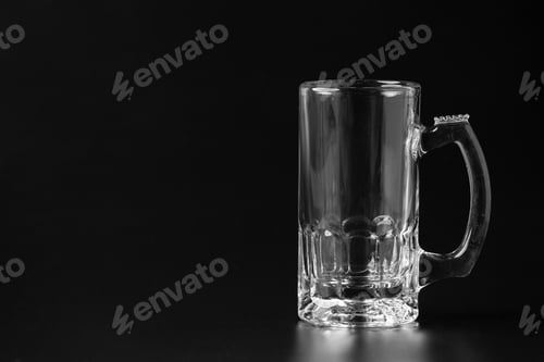 Preview: Empty beer glass on dark background