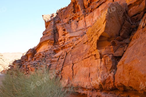 Preview: the mountain cliffs of the canyon are red against the blue sky