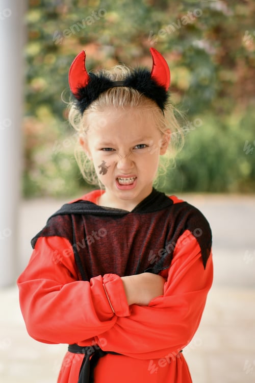 Preview: A girl dressed as a devil with horns