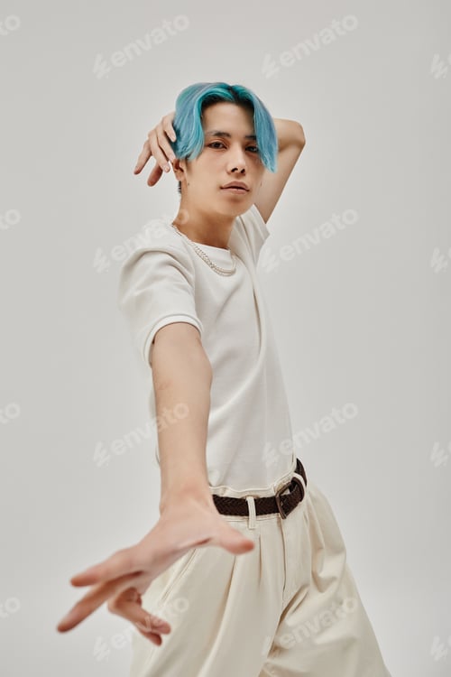 Preview: Stylish dancer showing exercises
