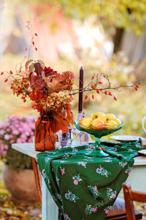 Preview: Stylish autumn table serving decoration with flowers and apples