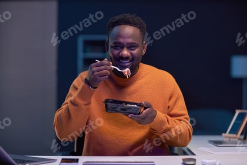 Preview: Programmer having lunch in IT office