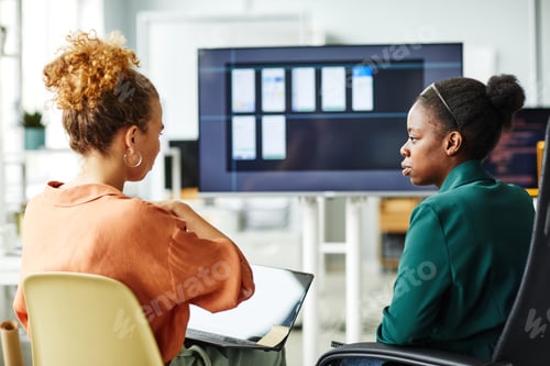 Preview: Colleagues discussing new projet at meeting