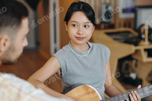 Vista previa: Playing Acoustic Guitar with a Friend in Cozy Room