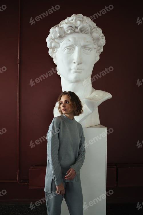 Preview: Woman standing near bust