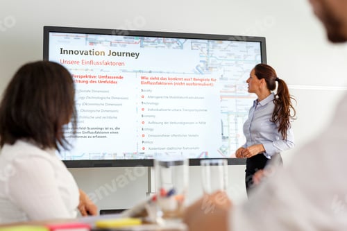 Preview: Businesswoman leading a presentation