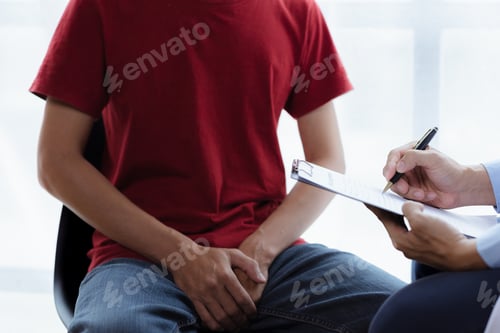 Preview: Doctors are giving advice on treatment to patients in hospital examination rooms.