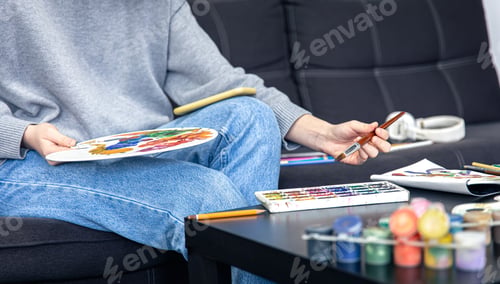 Preview: A young woman learns to draw using a video in a smartphone.