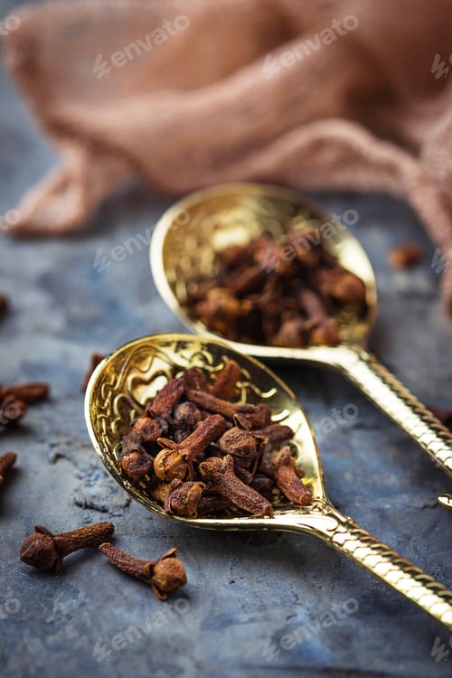 Preview: Dried cloves in spoon