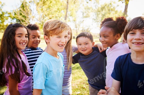 Preview: Multi-ethnic group of schoolchildren on a school trip