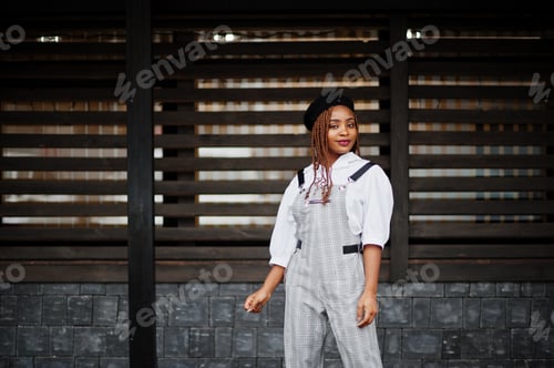 Preview: Black beret woman