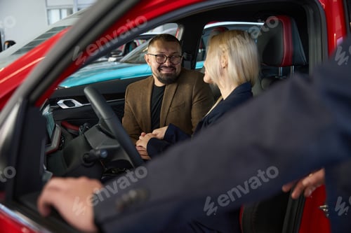 Visualização: Marido compra um carro para sua esposa