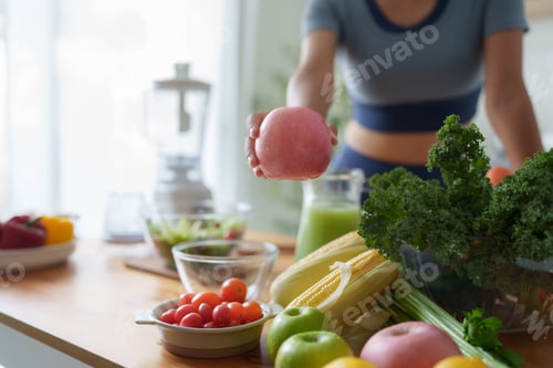 Vista previa: Woman offering a fresh apple for healthy eating