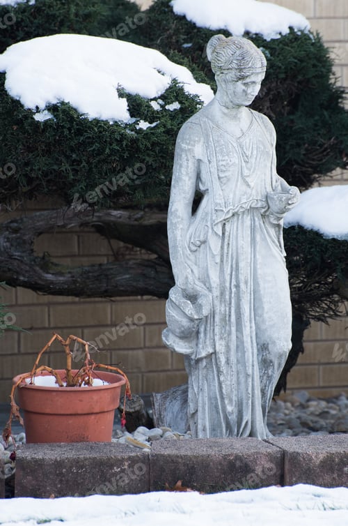 Preview: Outside House Statue
