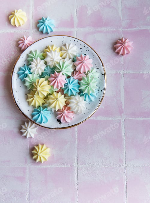 Preview: Small colorful meringues