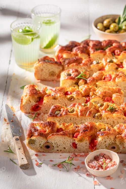Vista previa: Deliciosa focaccia caliente servida con limonada.