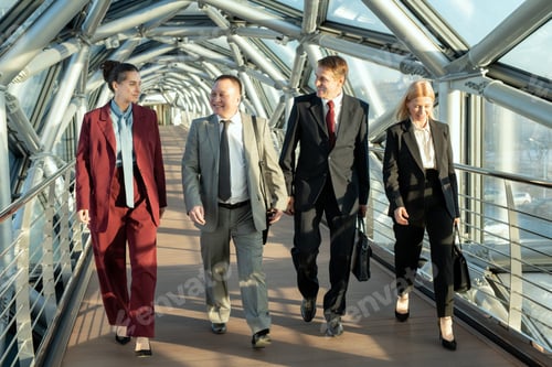Preview: Successful foreign delegates in suits discussing terms of their new partnership