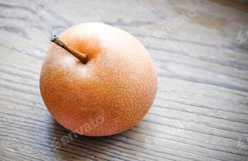 Preview: Asian pear on the wooden background