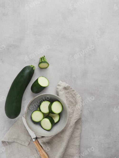 Vista previa: raw zucchini cut into slices in a bowl