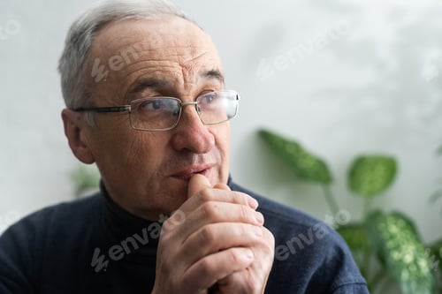 Preview: Elderly caucasian man with interlocked fingers