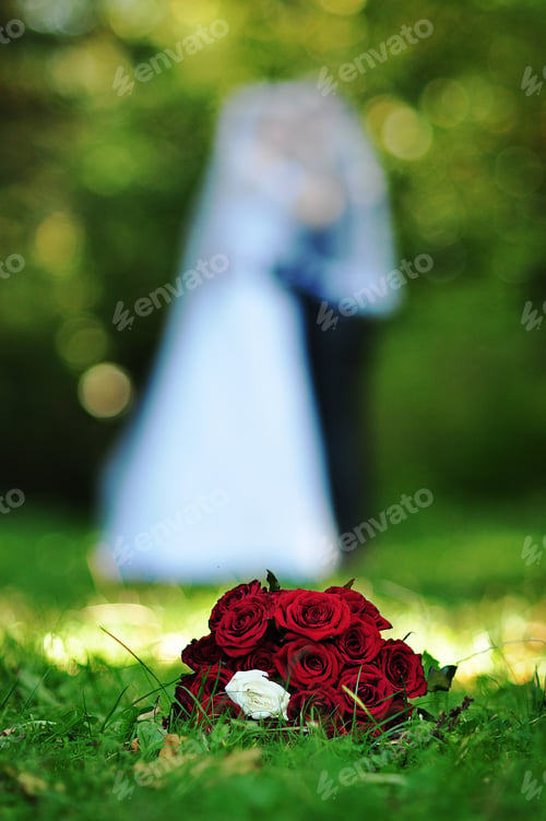 Preview: Red wedding bouquet background newlywed