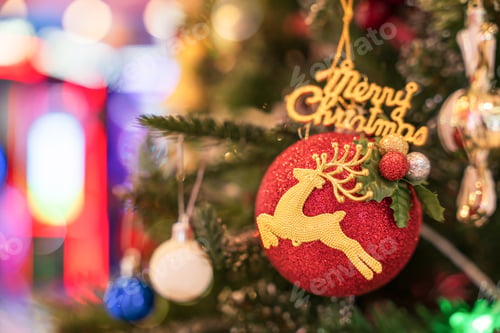 Preview: Beautiful decorated christmas tree with blurred background. soft focus