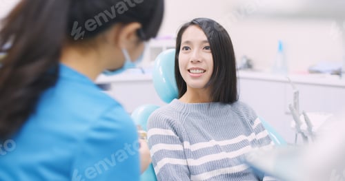 Preview: Woman talk to dentist in dental clinic