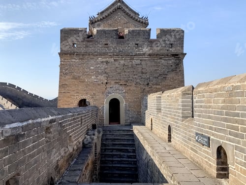 Preview: Majestic view of the Great Wall of China on a sunny day