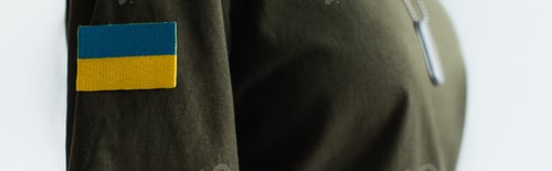 Preview: Cropped view of chevron with ukrainian flag on soldier uniform isolated on grey, banner