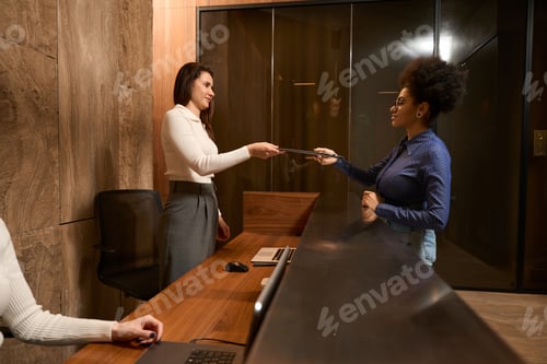 Visualização: Adult African American lady taking documents at reception