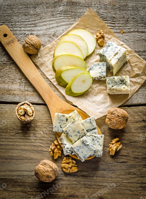 Preview: Blue cheese with pears and walnuts