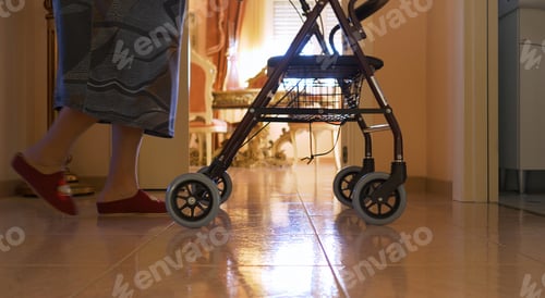 Vorschau: Ältere Frau geht mit der Gehhilfe ins Haus.