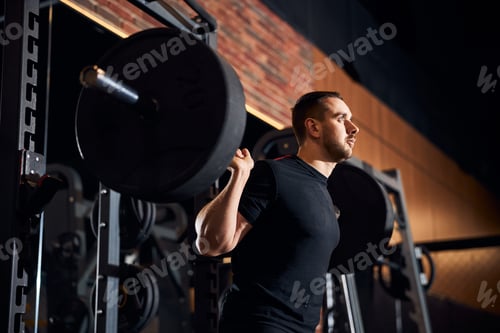 Preview: Sports-conscious young man shaping up at the gym