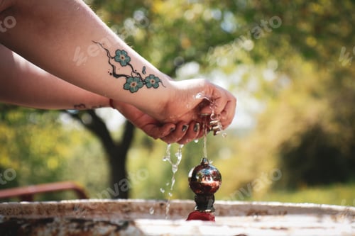 Preview: Woman washing her hands