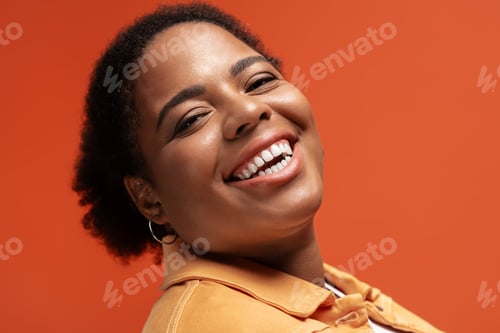 Preview: Stylish plus size woman radiates confidence in trendy autumn ensemble