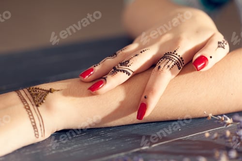 Preview: Process of applying mehndi on female hands