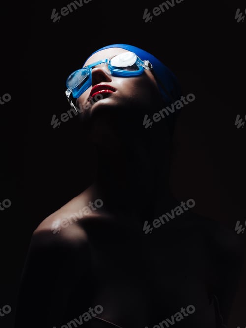 Preview: athletic woman with bare shoulders red lips workout Studio